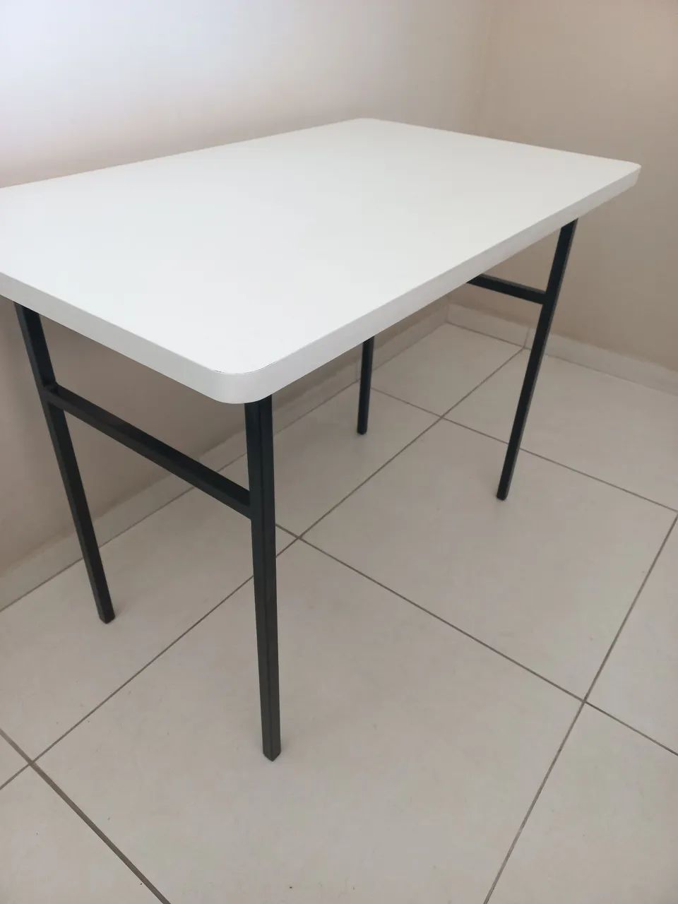 Mesa gamer branca com estrutura em ferro preta65570224336643125