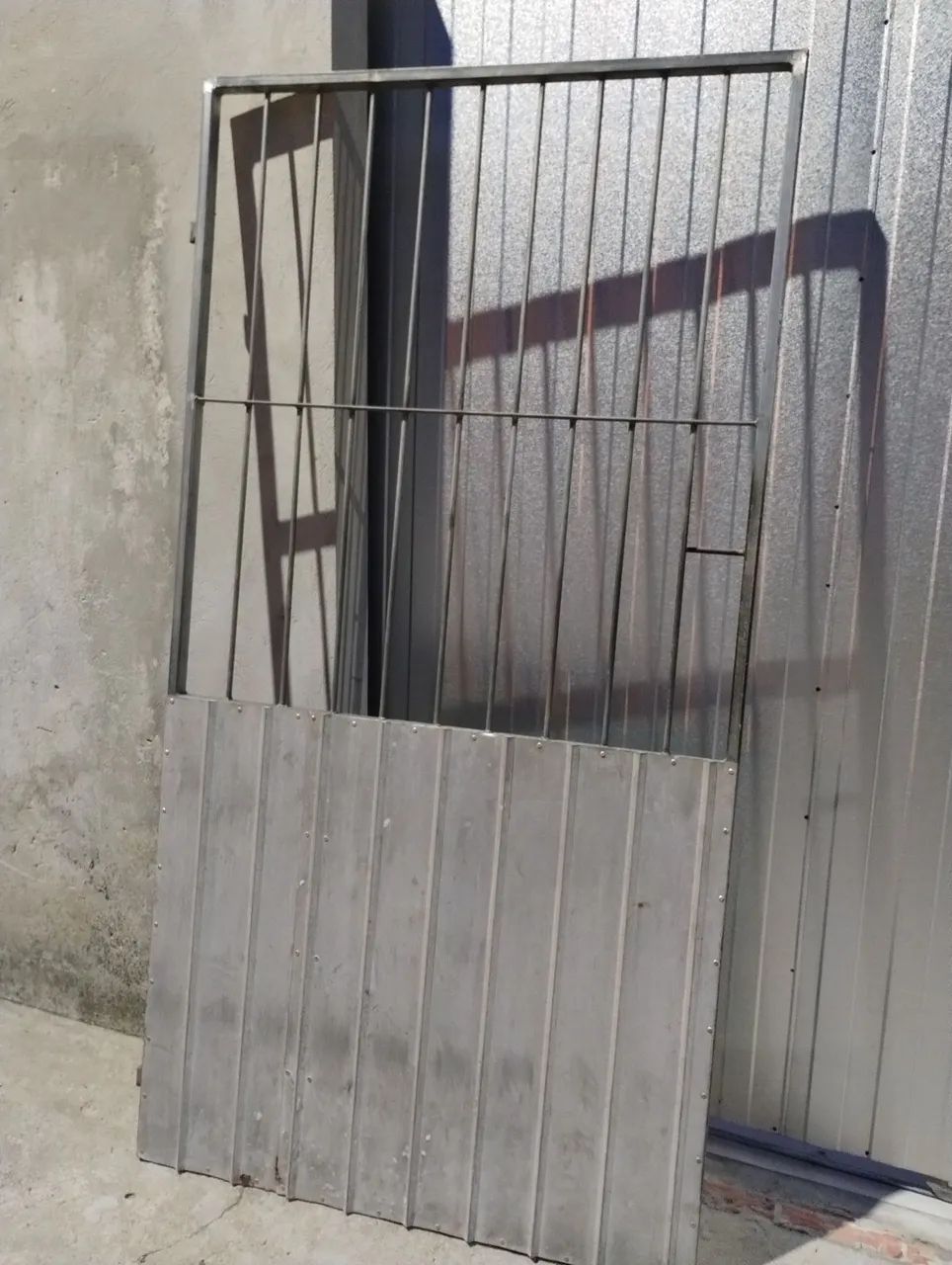 Portão de ferro para área externa