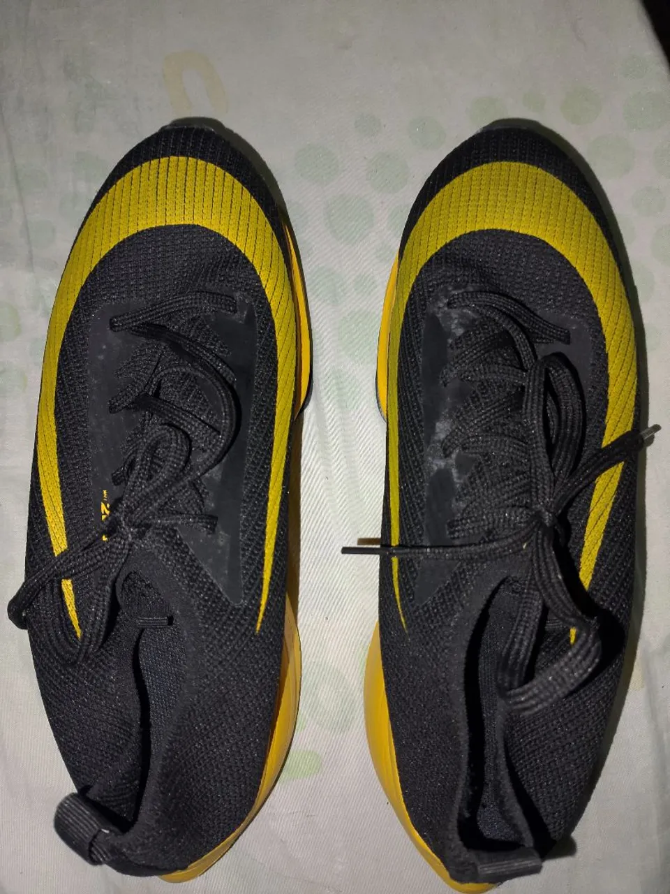 Tênis Esportivo Preto e Amarelo