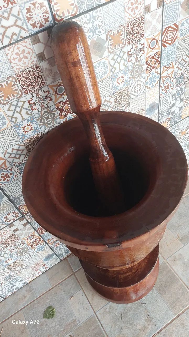 Pilão de madeira rústico