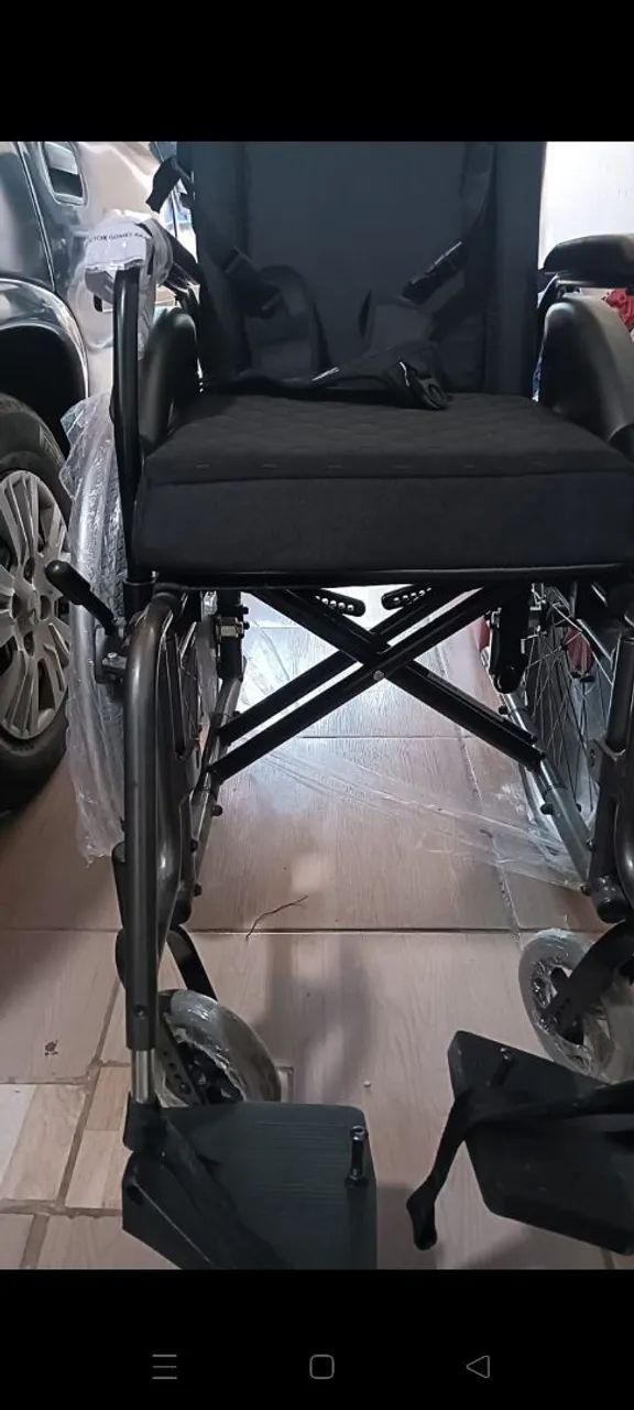 Uma cadeira de rodas e uma de banho  - Foto 2