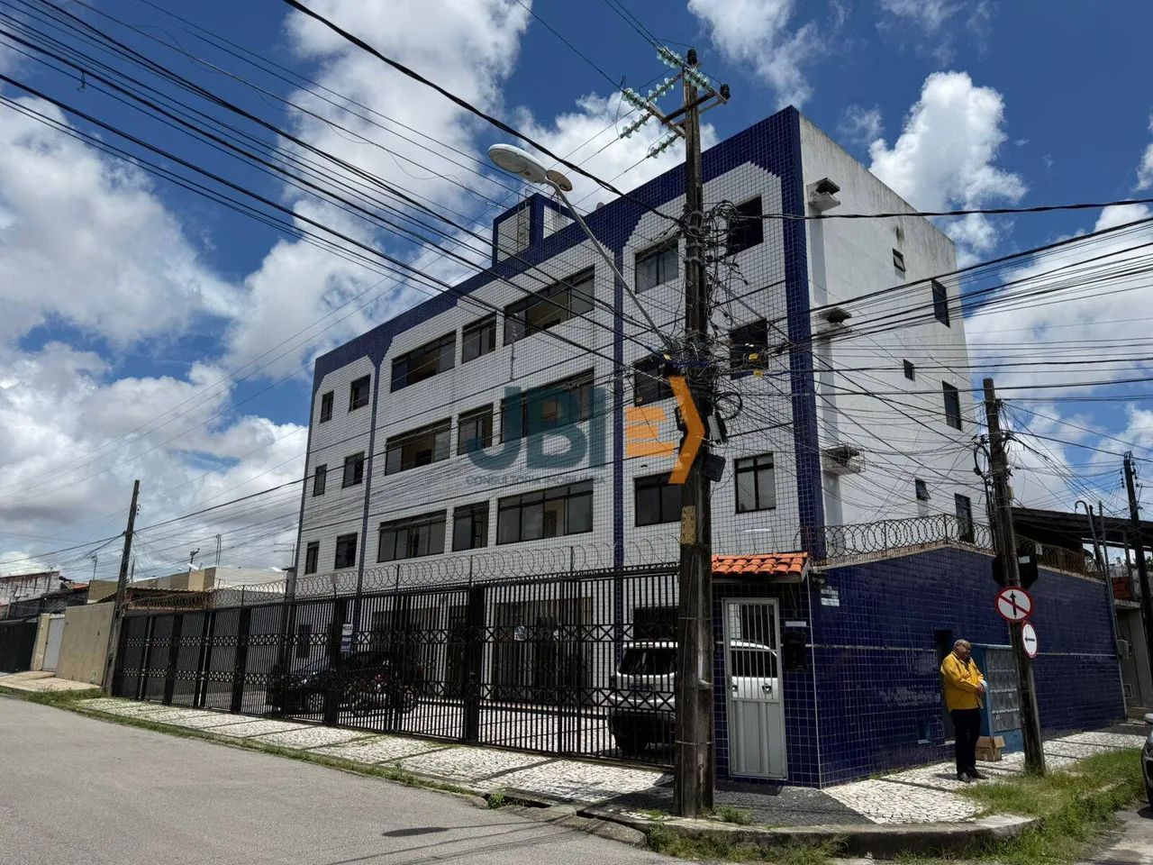 Vende-se prédio comercial com 16 apartamentos e 10 vagas de garagem - Foto 2