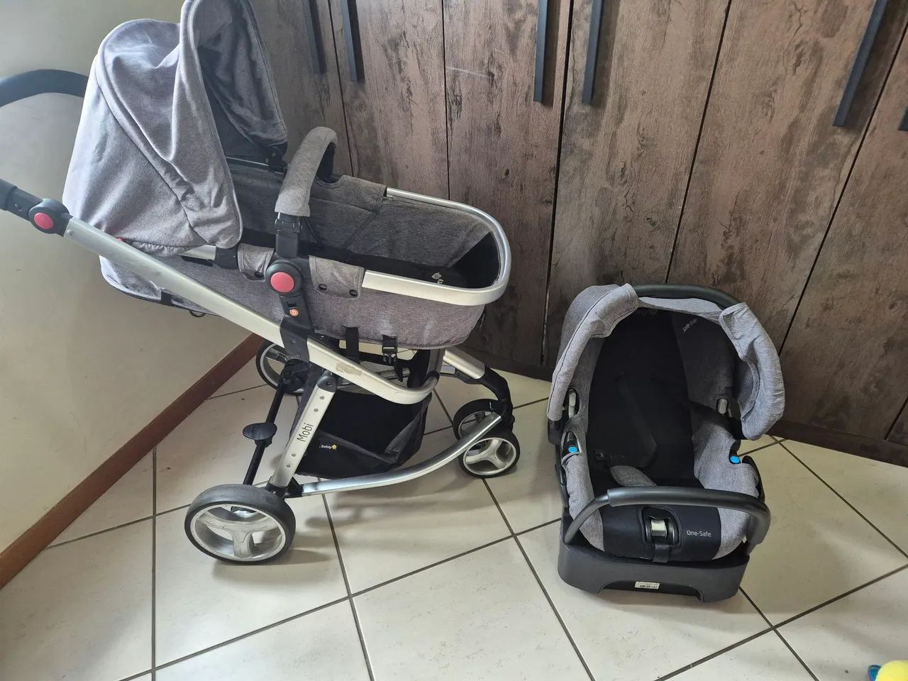 Carrinho de bebê e bebê conforto Safety 1st Mobi 