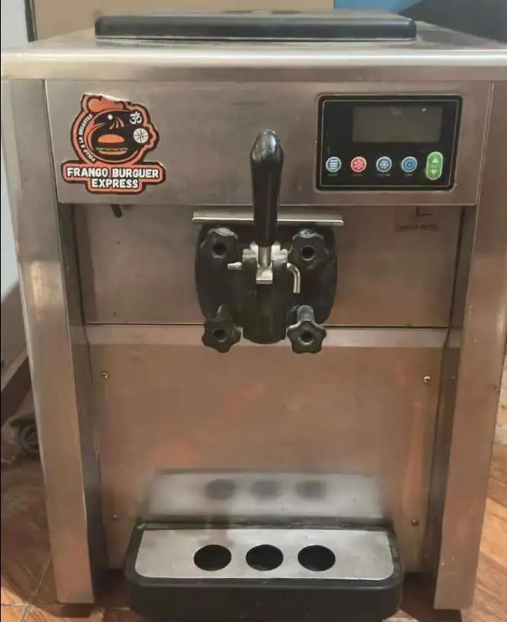 Vende-se máquina de sorvete e açai . Preço de promoção 5.700R$