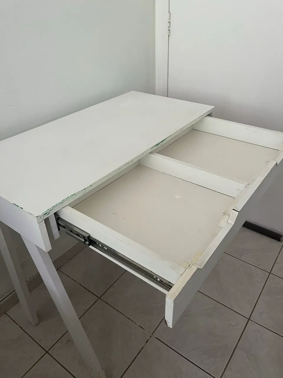 Mesa com gaveta 