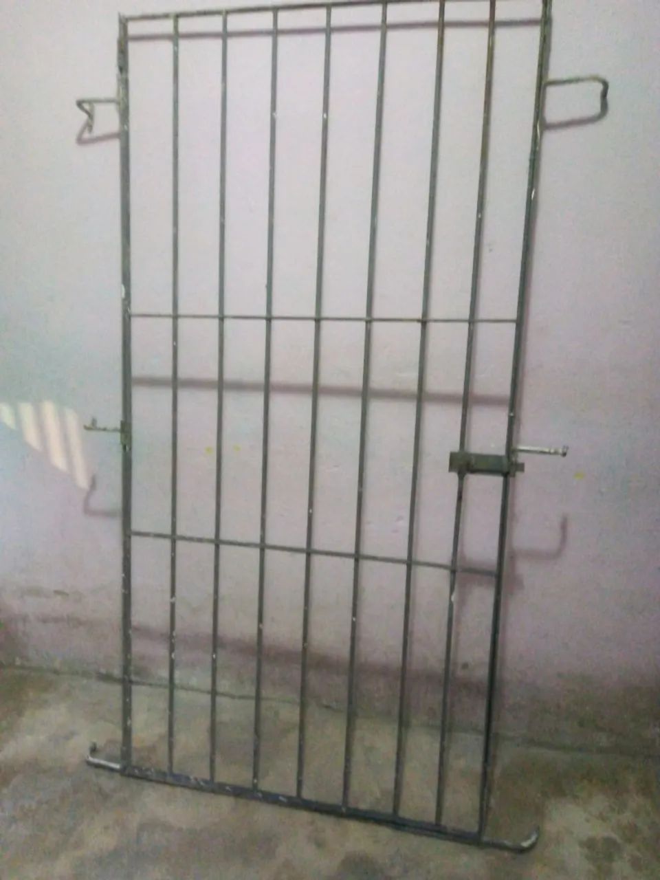 Grade de porta bem nova 1mt por 2 MT   ZAP *46