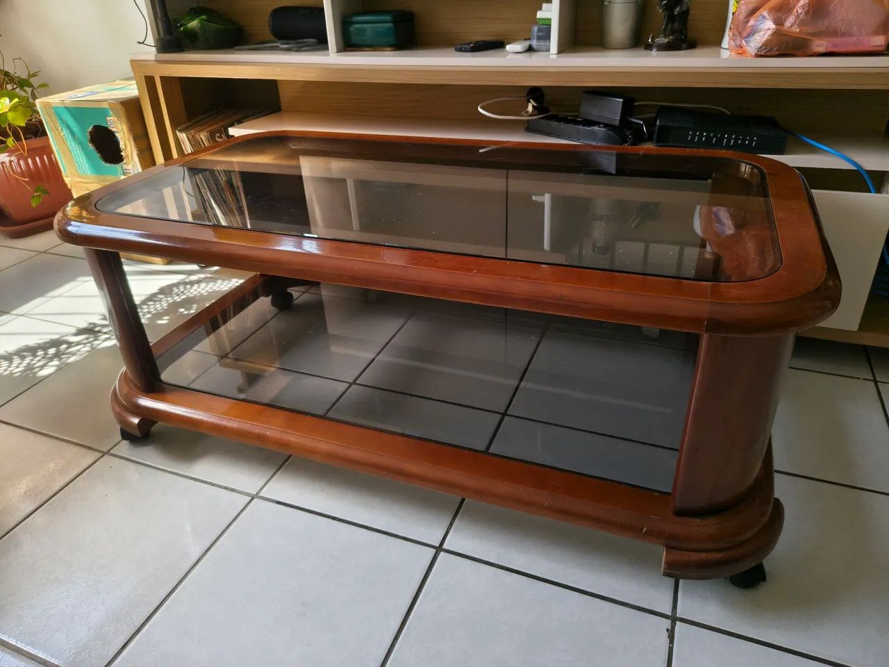 Vendo linda mesa de centro em madeira com duplo vidro fumê 
