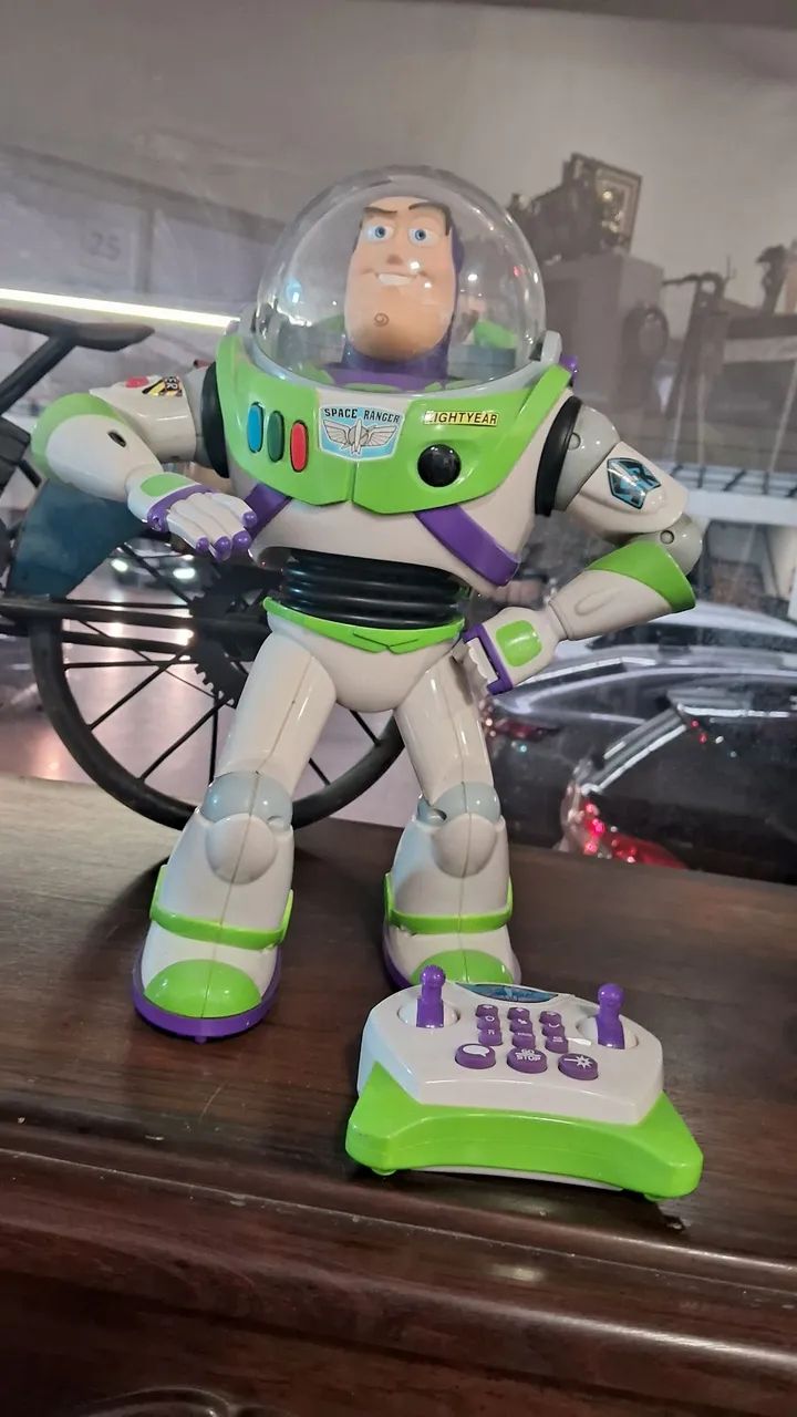 Boneco interativo U-Command Buzz Lightyear com controle remoto,