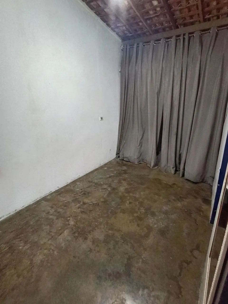 Vende-se casa espaçosa com ótima localização - Foto 3