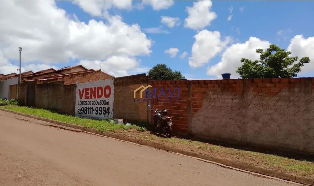 Vendo lote 200m². Asfaltado e semi plano. Murado.