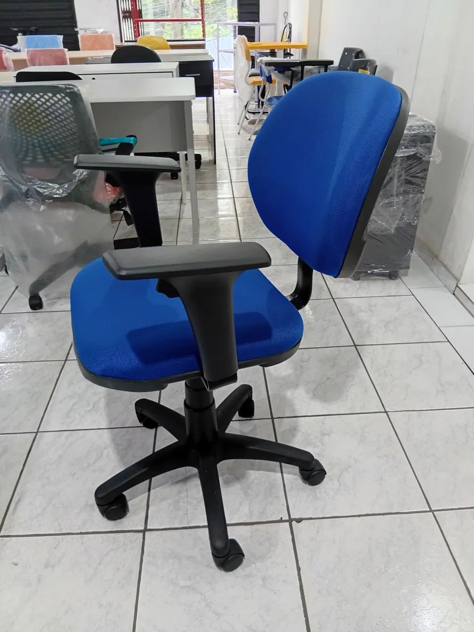 Cadeira giratória com braços  - Foto 2