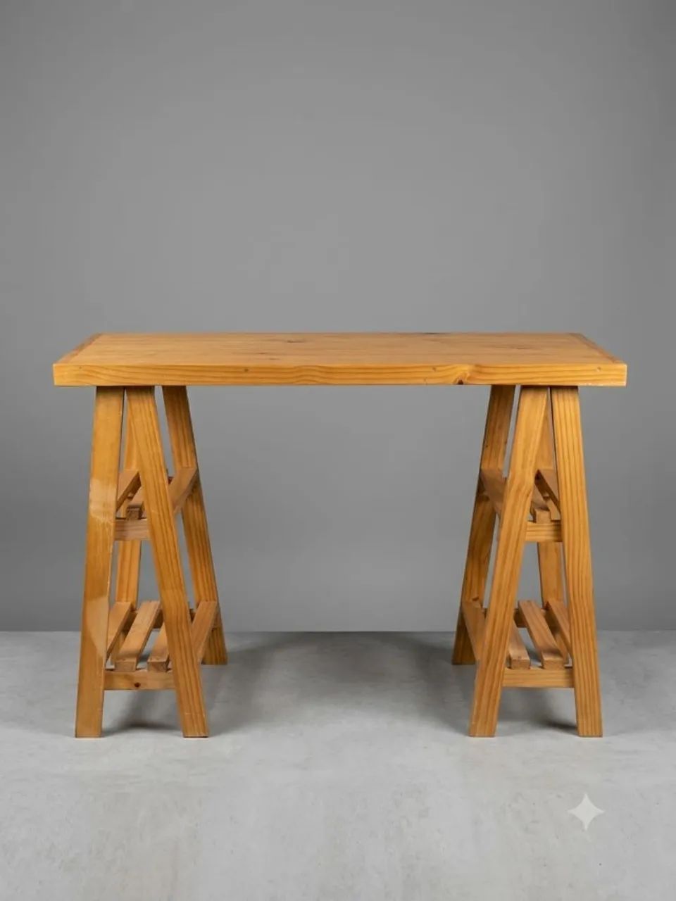 Mesa de estudos e mesa de cabeceira