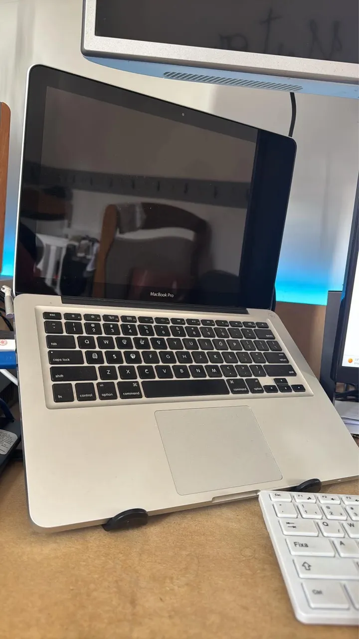 MacBook Pro 17 Late 2011 | i7 2.4GHz | 8GB RAM | 250GB HD