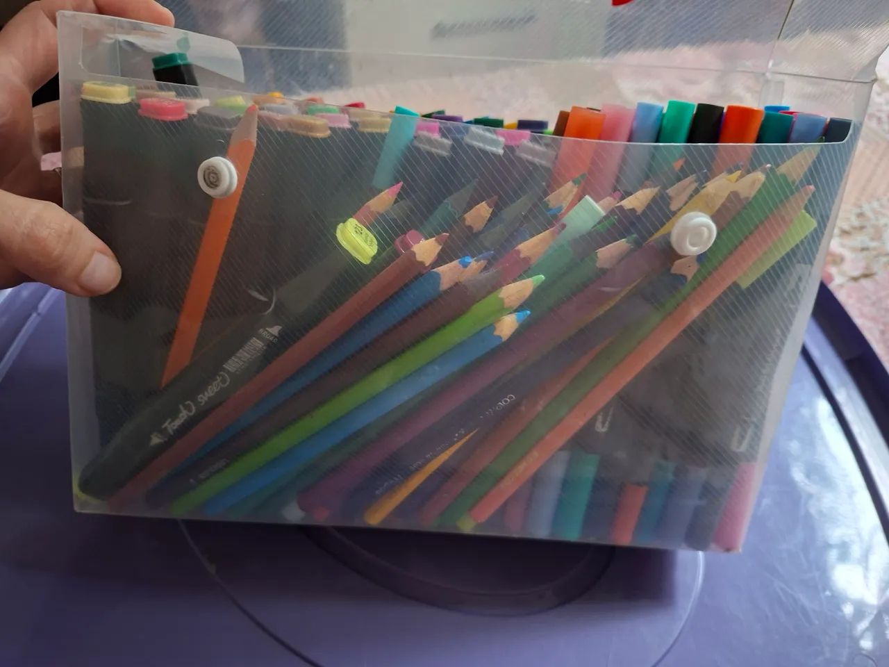 Maleta com 107 itens canetinhas e lápis de cor.  - Foto 2