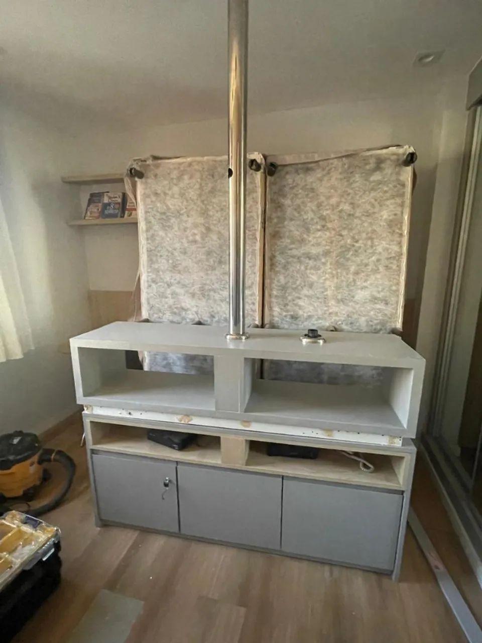 Rak em MDF com suporte tubular para TV. - Foto 5