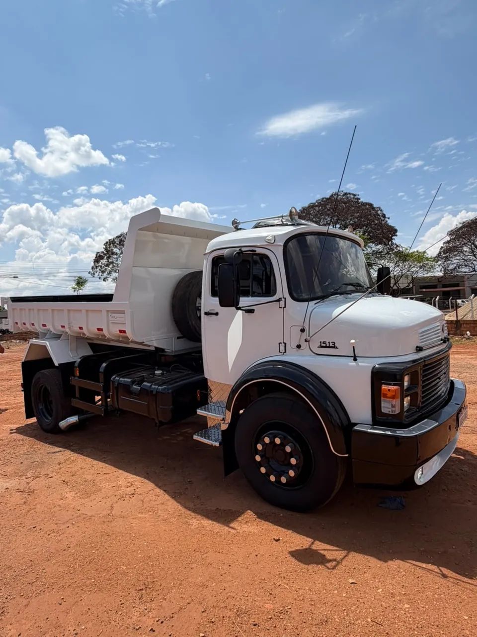 MB 1513 Caçamba Zero 