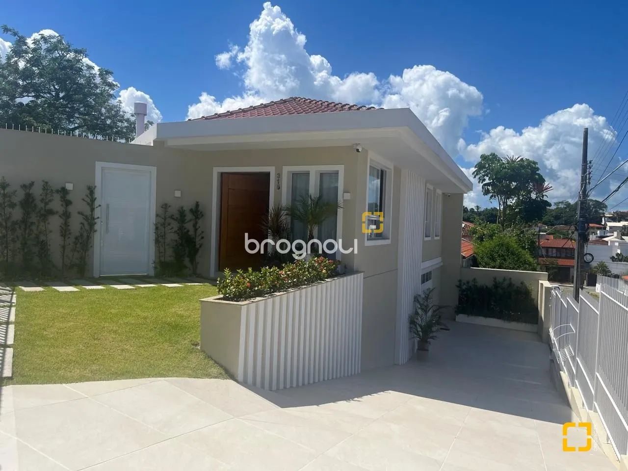 CASA À VENDA DE ESQUINA NO BOM ABRIGO - FLORIANÓPOLIS