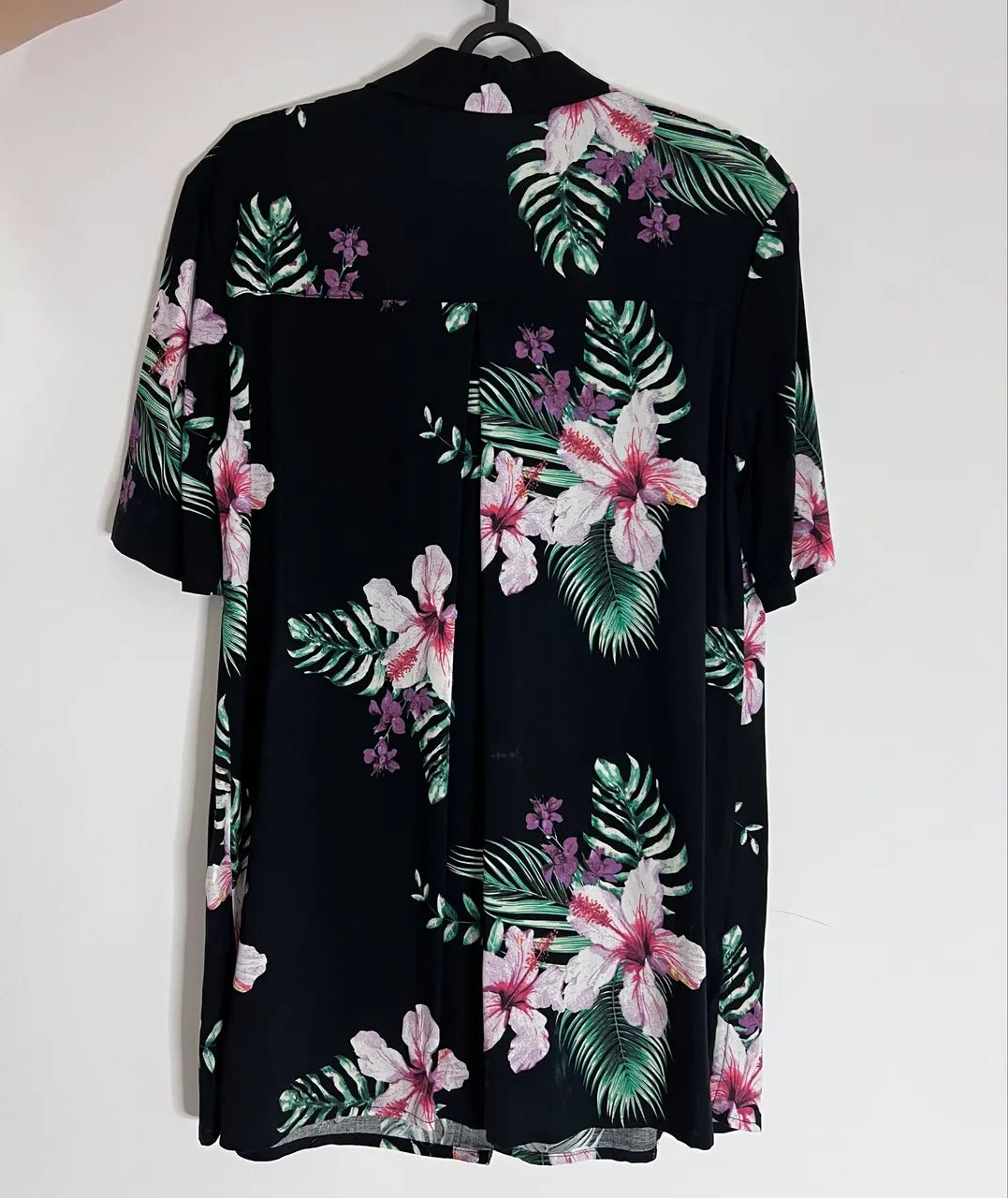 Camisa Floral Tropical Preta em Viscose Leve  - Foto 3