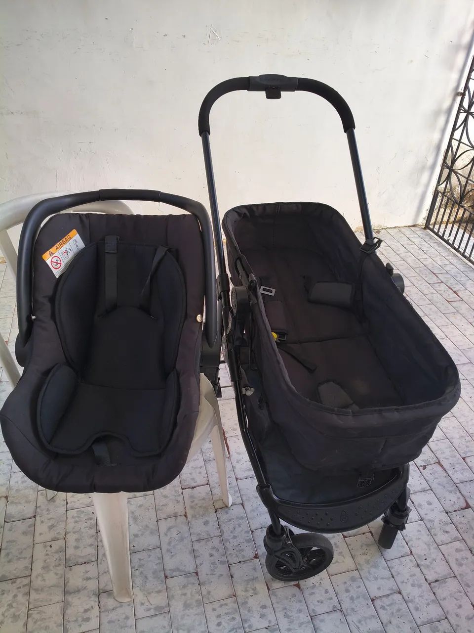Carrinho com bebê conforto 