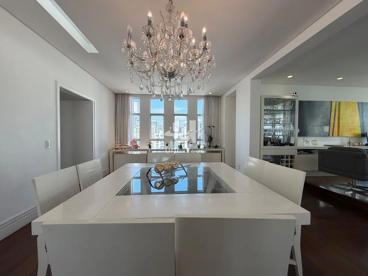 Exclusividade no Centro: 300m², 5 quartos, suíte com closet e 2 vagas. - Foto 5