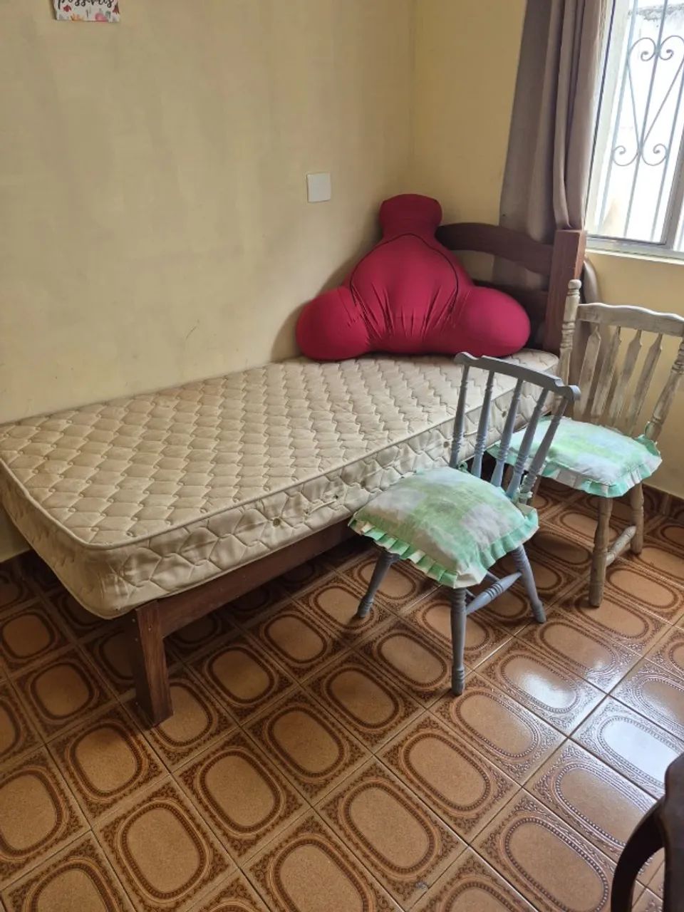 Cama de solteiro e colchao da castor e 2 cadeiras e almofada encosto fom