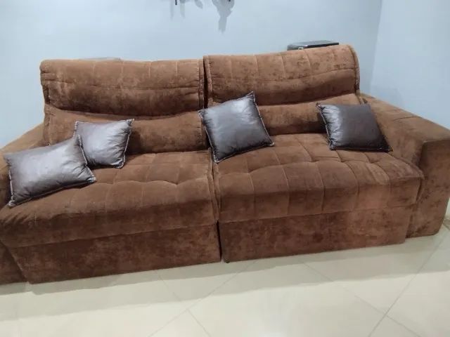 Sofá retrátil e reclinável.