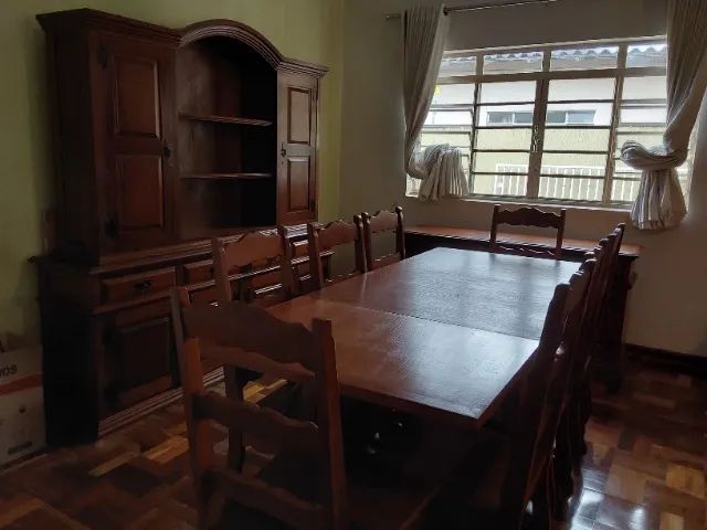Cristaleira e Mesa  de Jantar expansível 