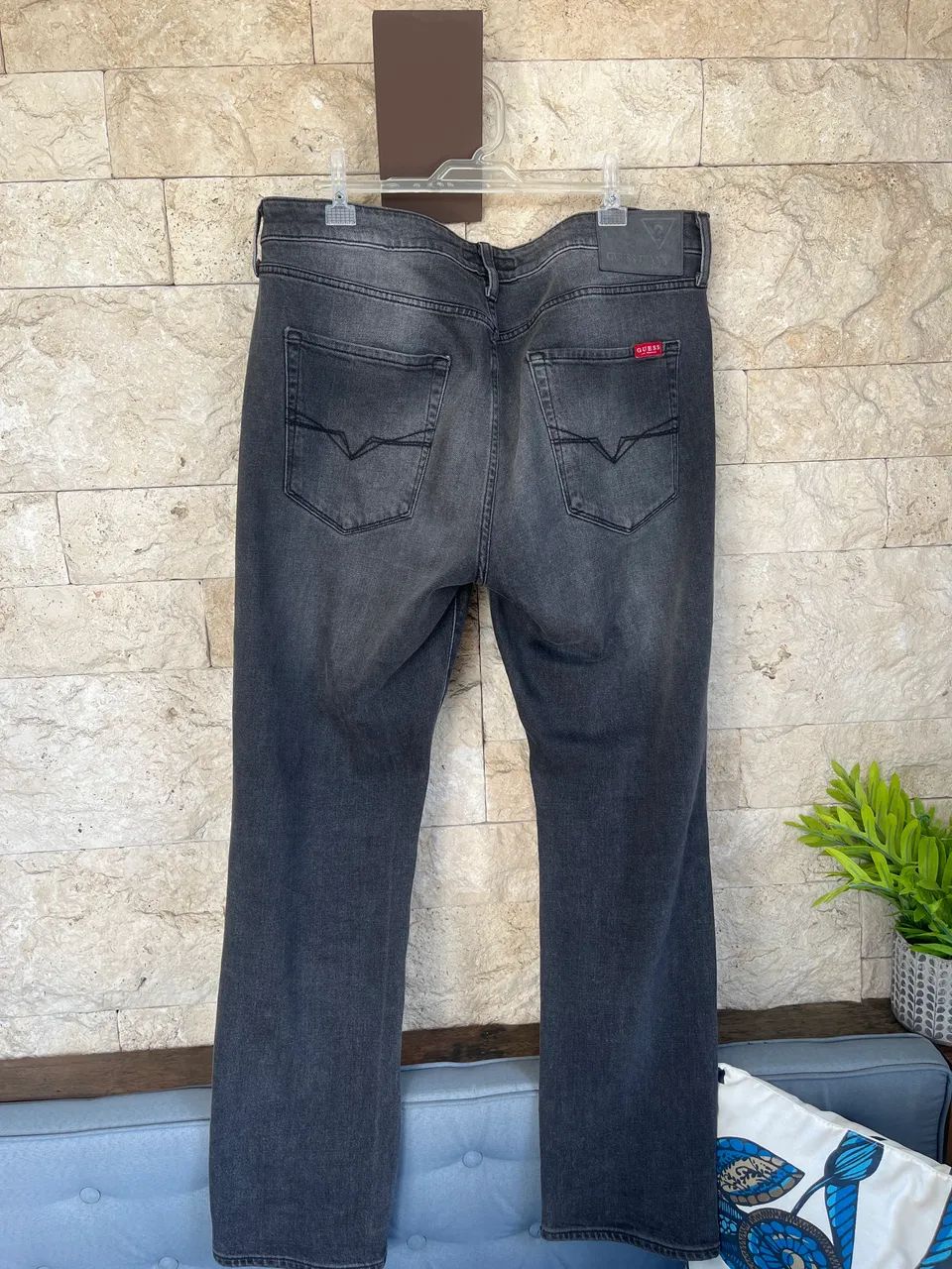 Calça jeans preta Guess, tamanho 44 - Foto 4