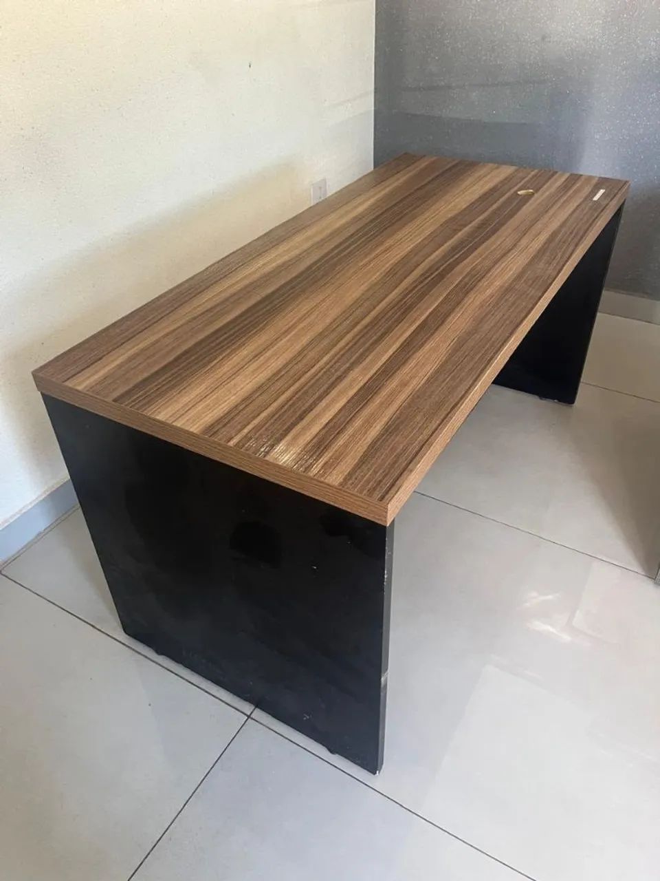 Mesa escritório com dois gaveteiros - Foto 4