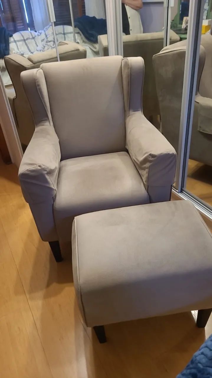 Poltrona e pufe cinzas - chenille - pouquíssimo usada - Foto 2