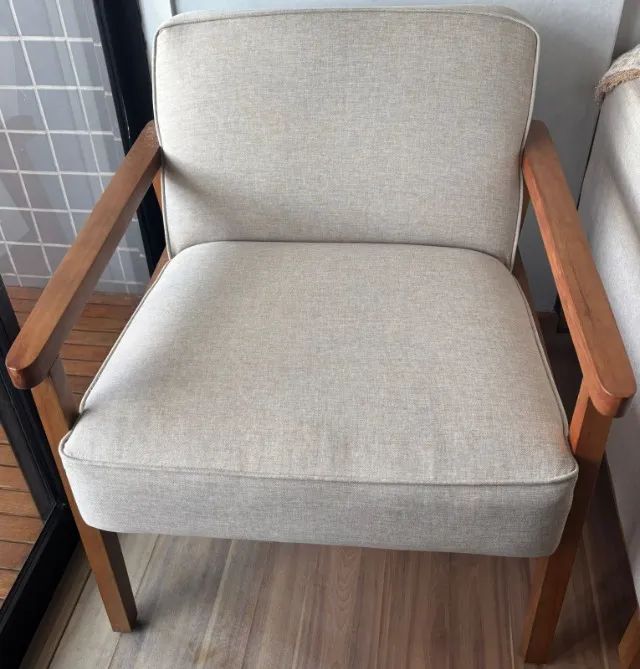 Poltrona madeira com estofado - Foto 2