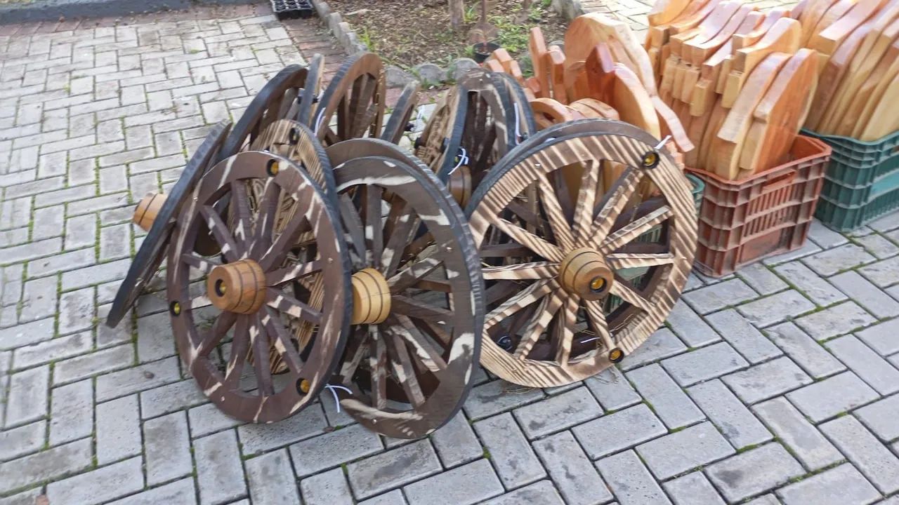 Roda de carroça, luminária  - Foto 2