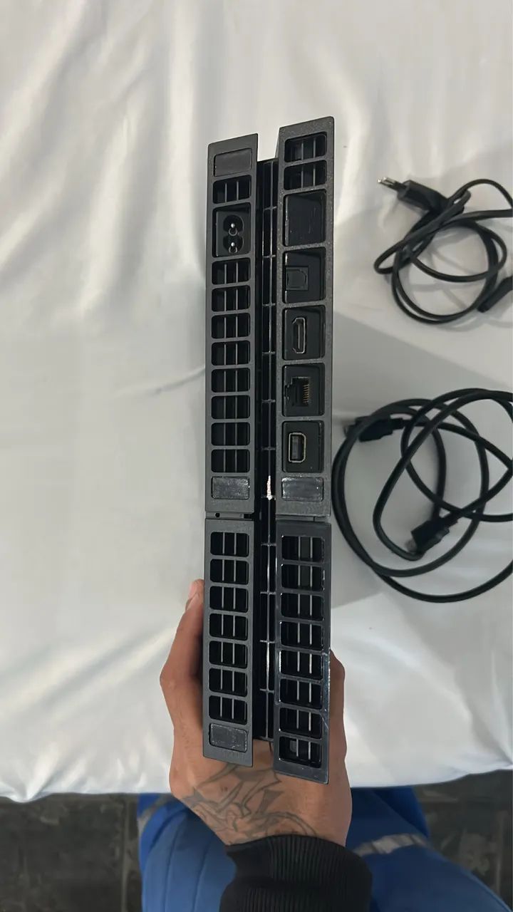 Ps4 - 2 manetes - 500gb de ram - Foto 2