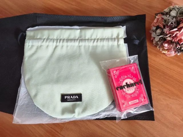 Necessaire da marca Prada e jogo de cartas da Cacharel - Foto 2