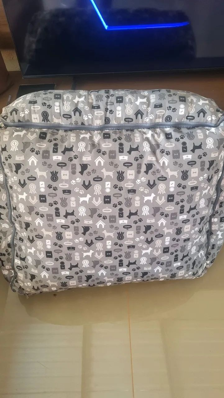 cama acolchoada com 5 travesseiros - Foto 2
