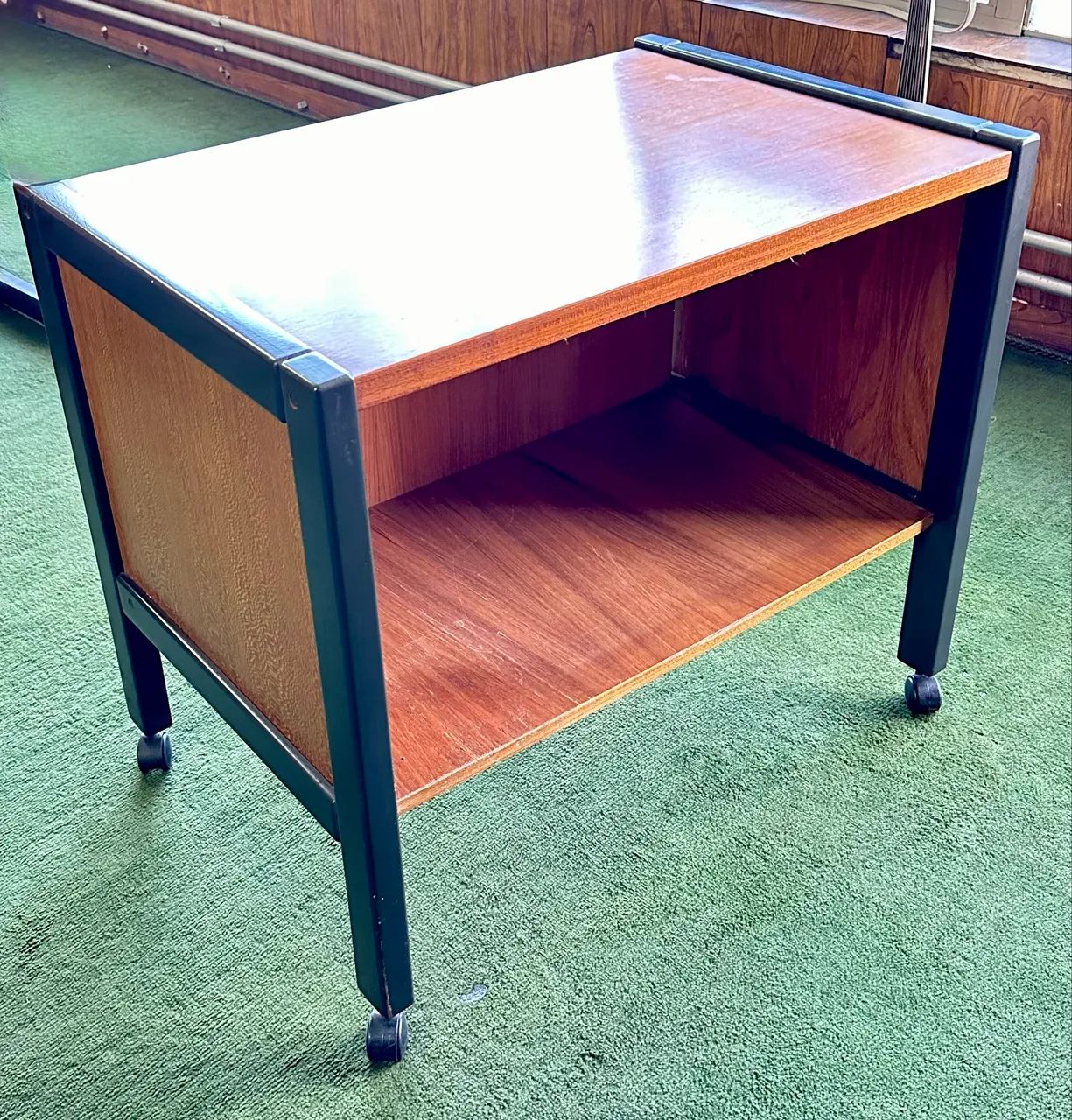 Mesa em madeira maciça com rodinhas  - Foto 2
