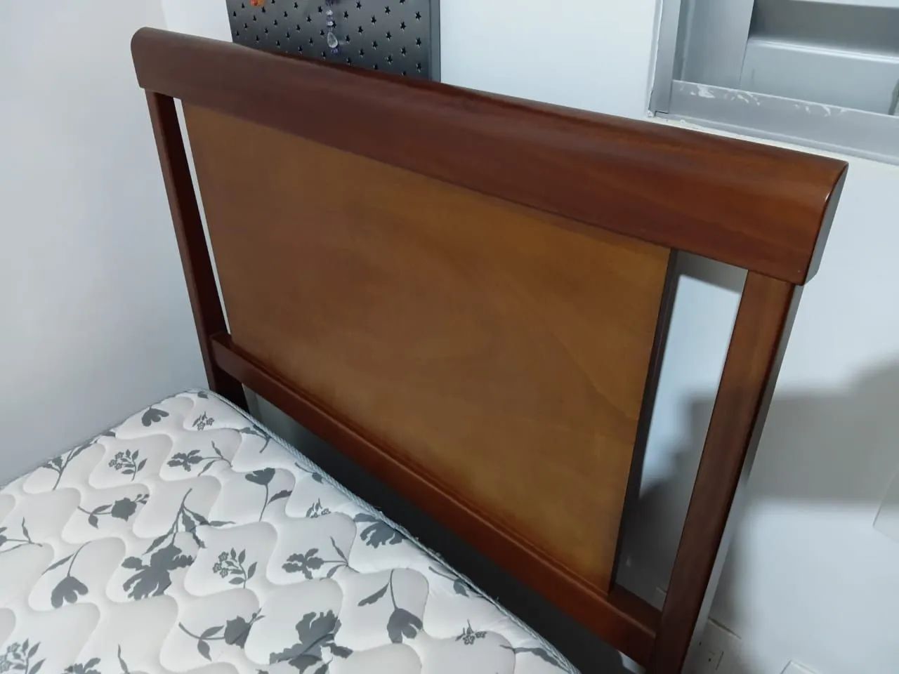 Cama de novo em madeira com colchão e pilon