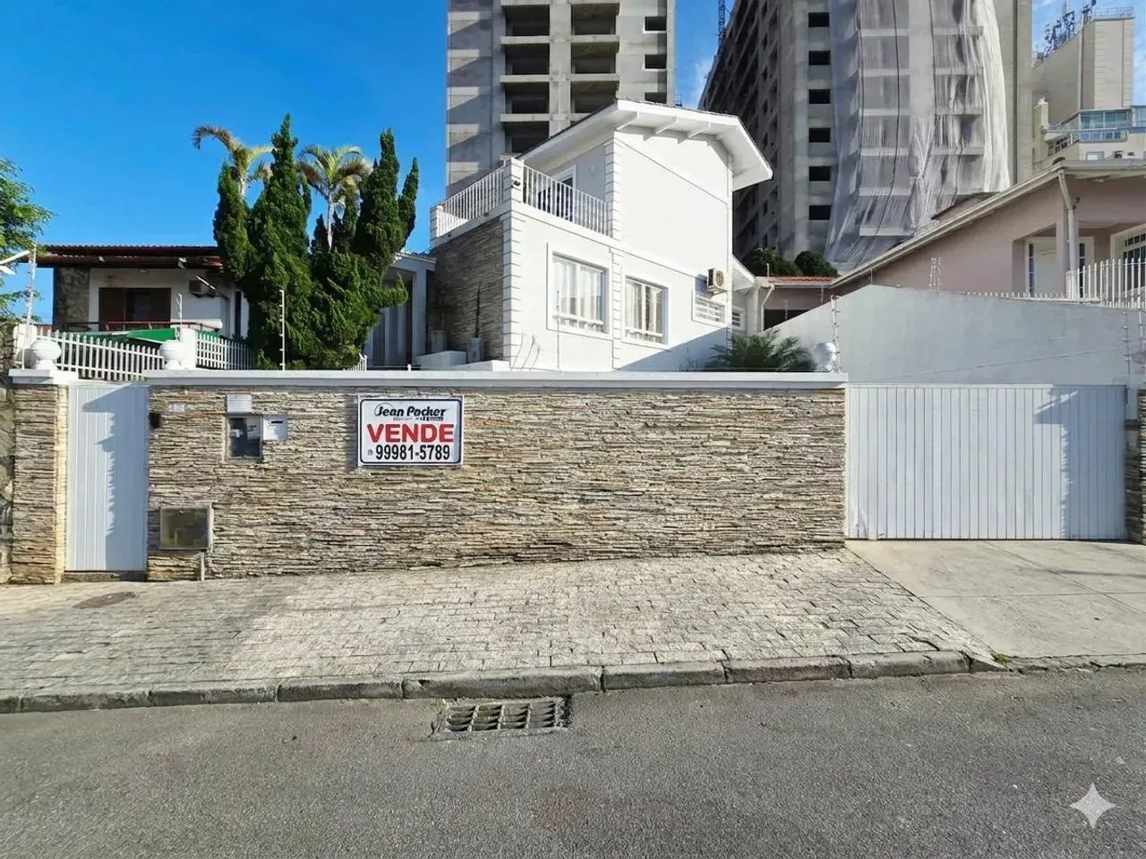 Estreito - Linda residência com piscina a pouca distância da praça de Fátima.