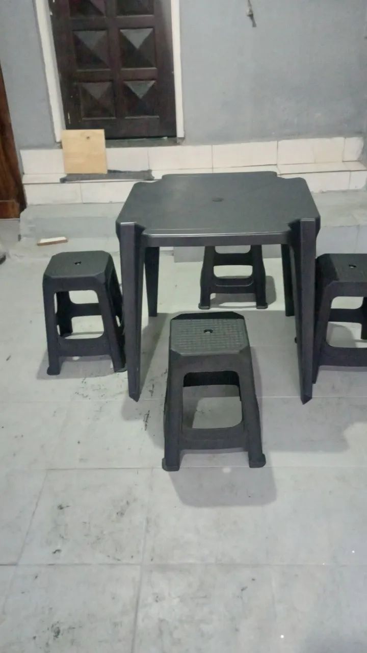 Mesa de plástico com quatro bancos - Foto 4