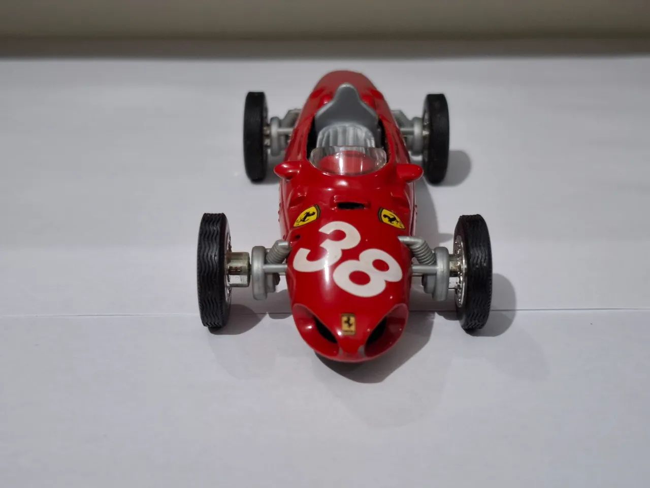 Miniatura Ferrari 156 F1 (1961) Phil Hill 1:35 Shell - Foto 3