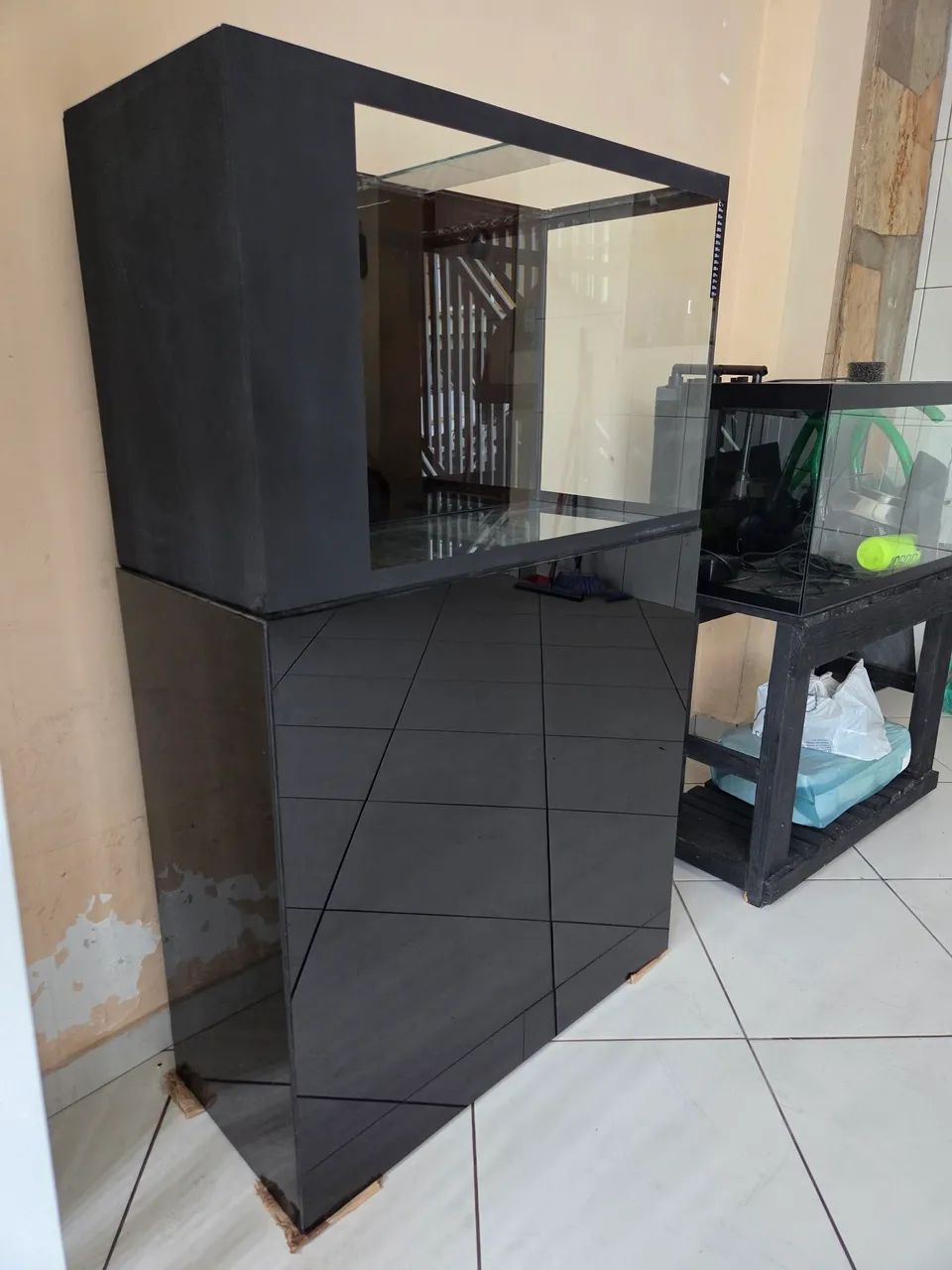 Aquário completo 140 Litros (C=80xAlt=50xP=35) + móvel c/ acab. vidro preto