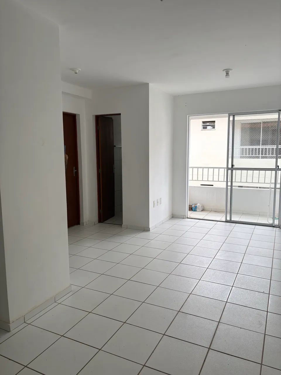 Ap 02 quartos, 51 m2, sacada, 01 banheiro 