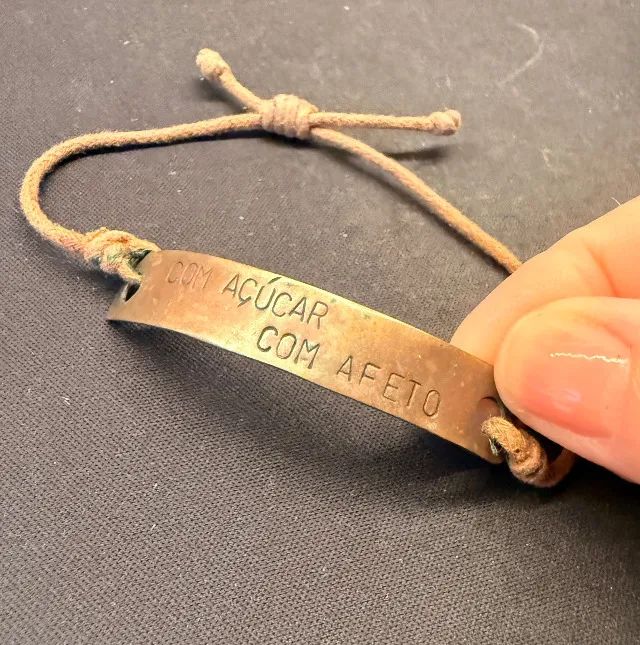 pulseira com placa metálica: "com açúcar , com afeto" 