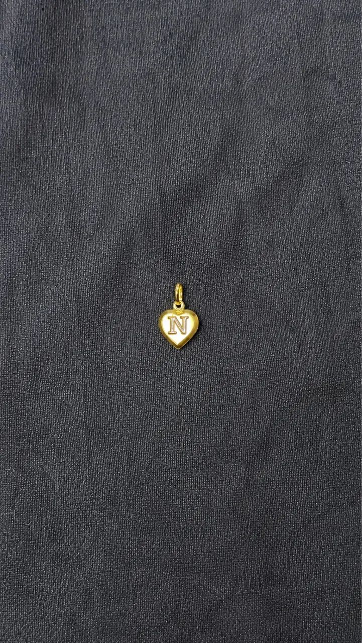 Letra em formato de coração em ouro 18k