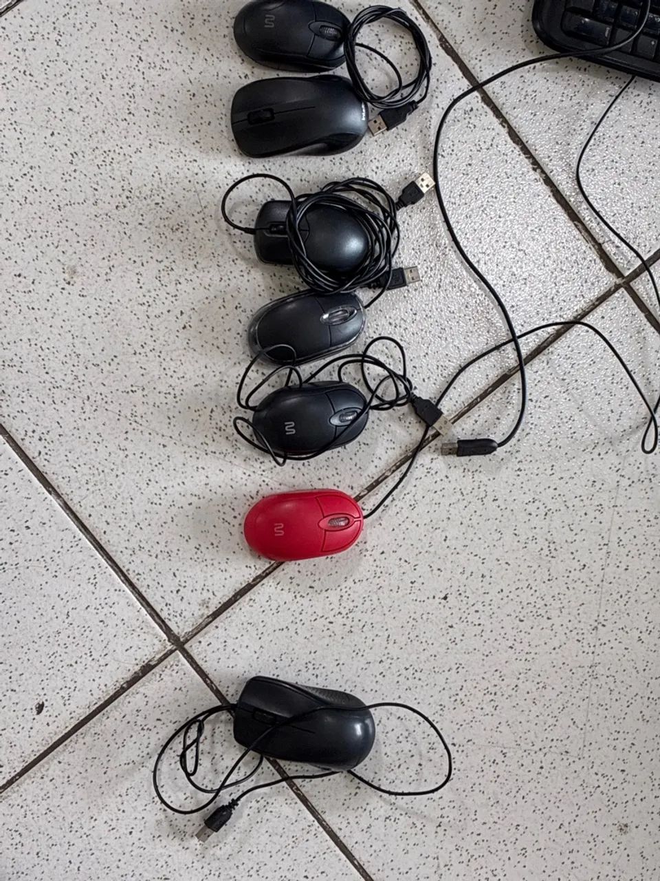 9 monitores, 8 teclados, 7 mouses, + cabos. - Foto 2