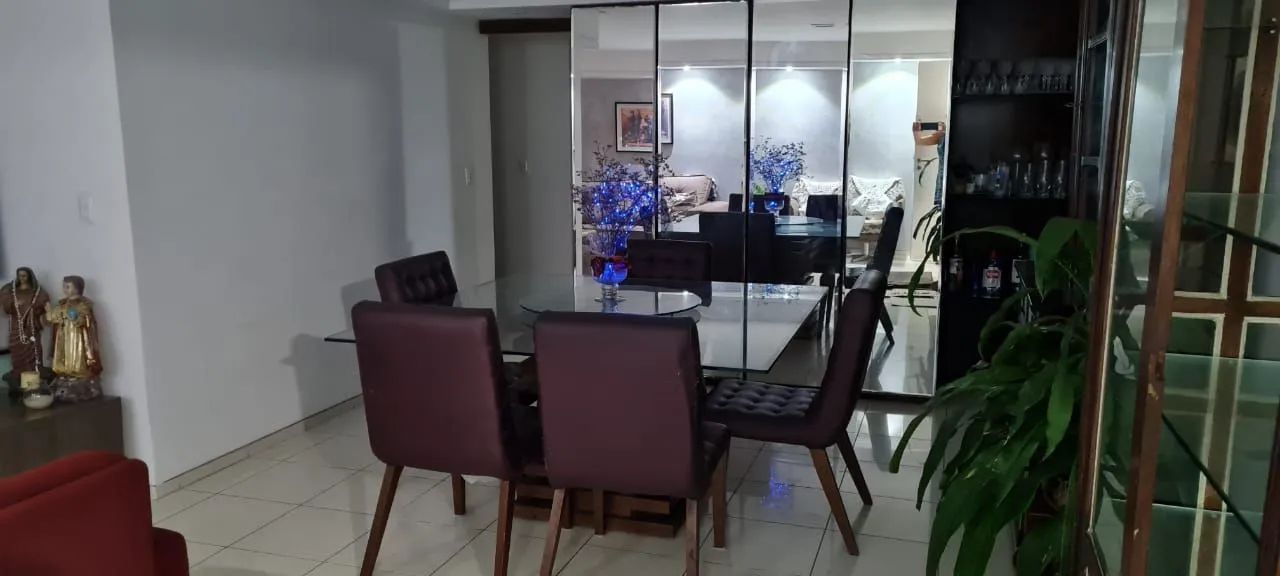 Mesa de jantar Tampo de Vidro e Base em Madeira Maciça Trabalhada<br> - Foto 3