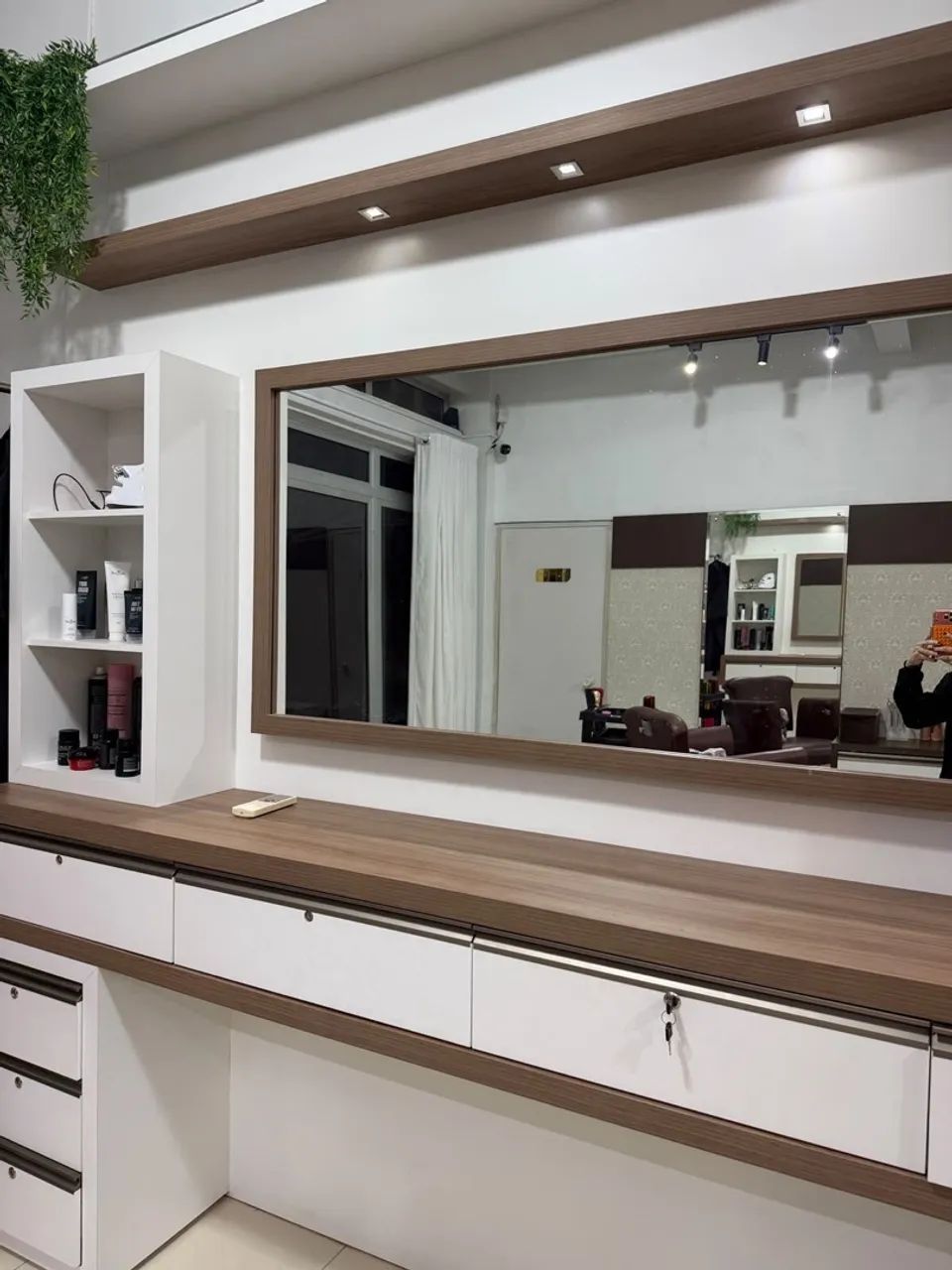 Estante, penteadeira e prateleira 