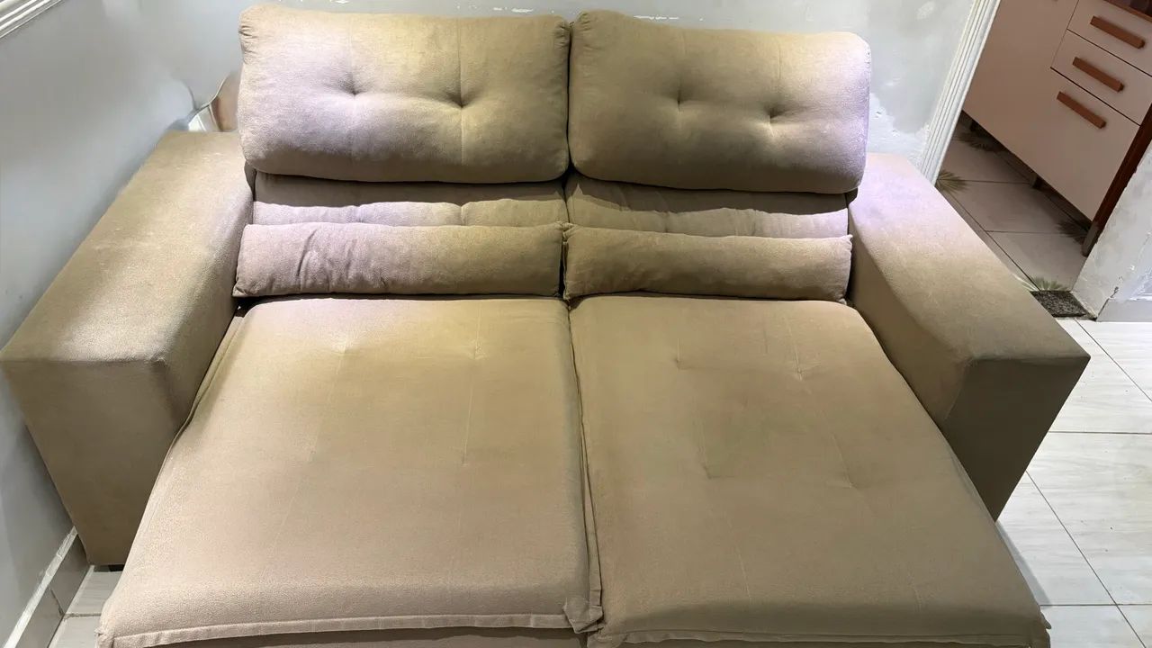 Vendo sofá retrátil! Prescisa de uma limpeza  - Foto 2