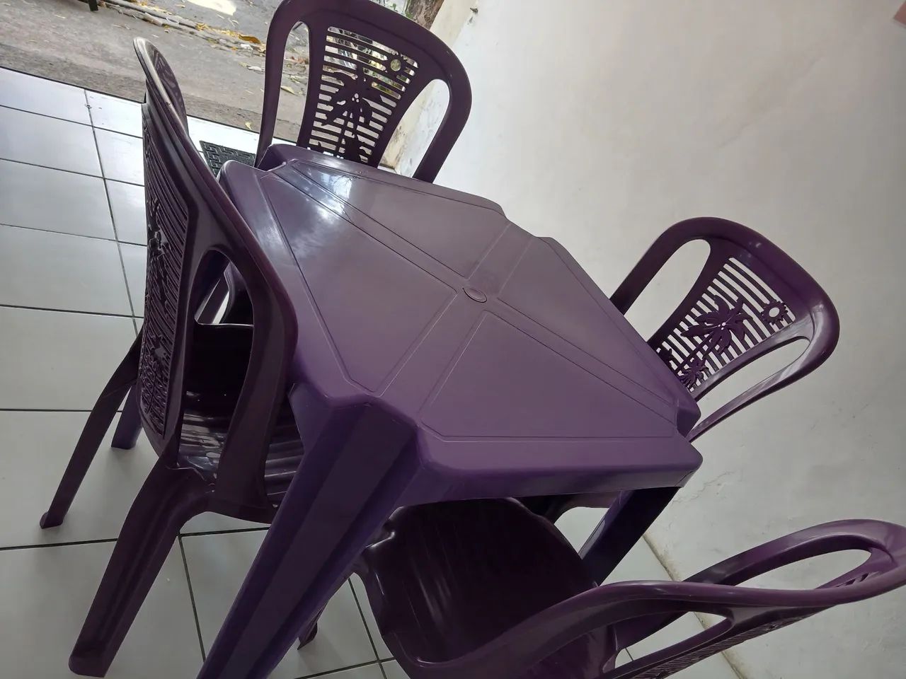 Vendo mesa de plástico com 4 cadeiras 