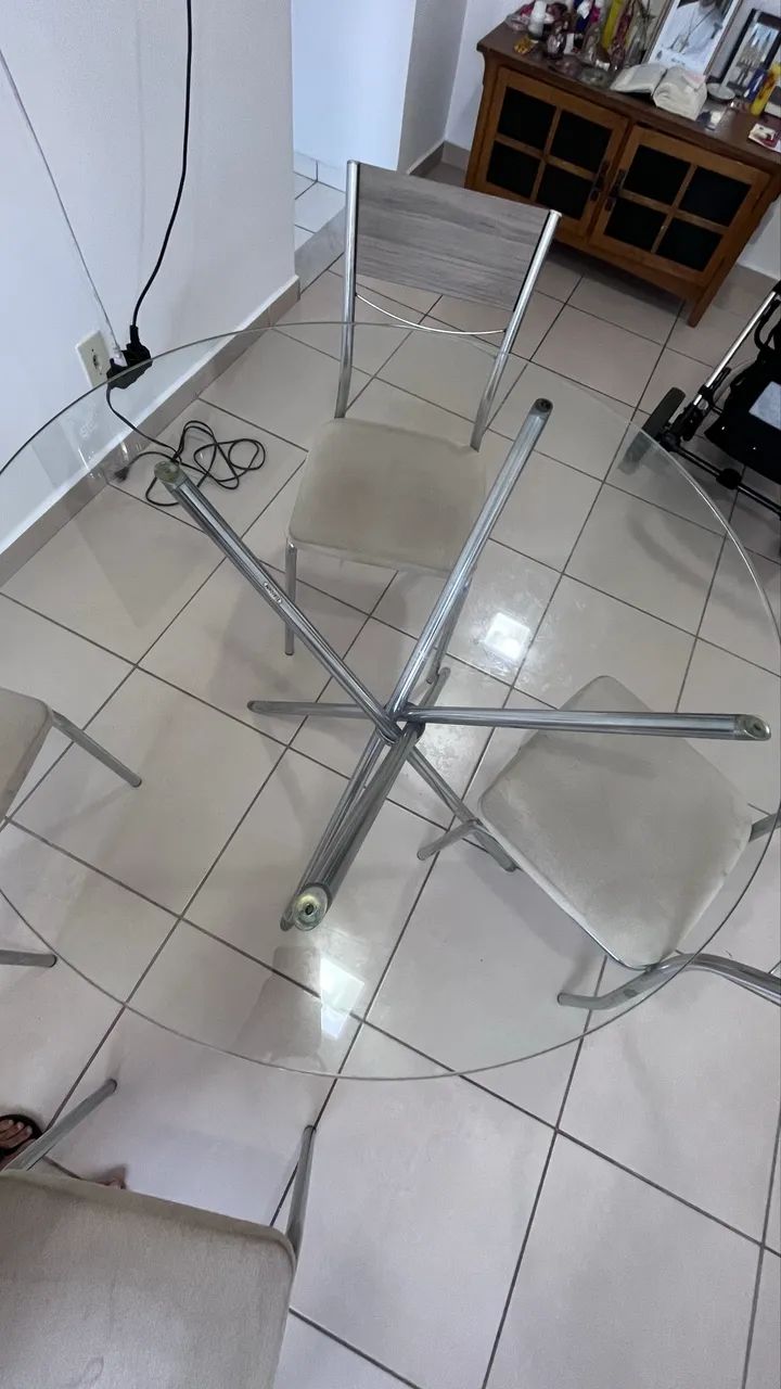 Vendo mesa de vidro com 4 cadeiras 
